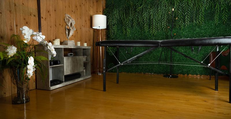 Primero lo primero: ¿qué es un masaje en pareja? 